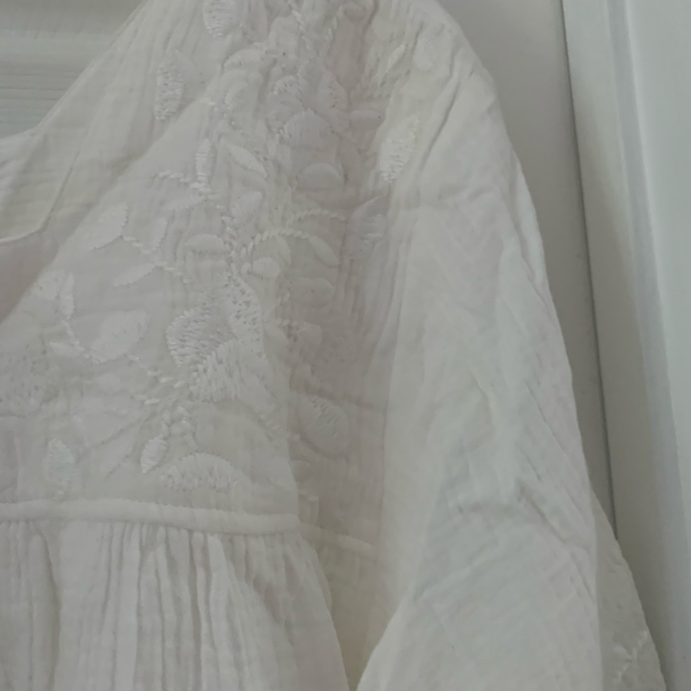 White blouse - Picture 2 of 3